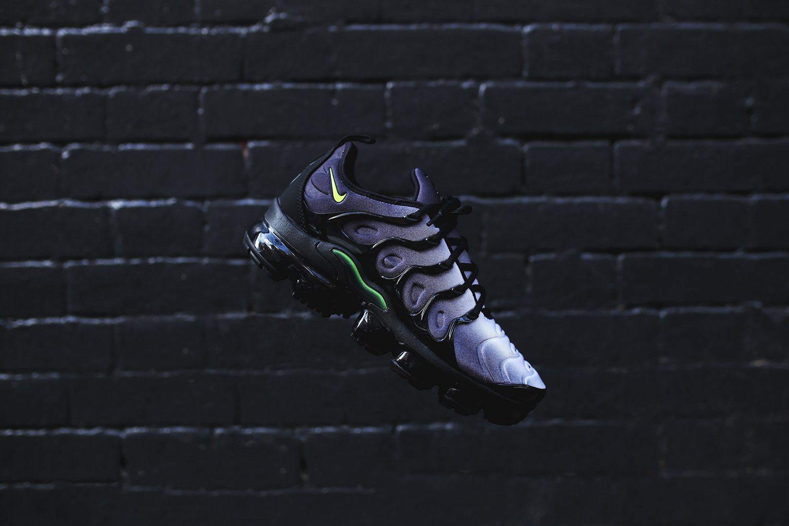 Nike Air VaporMax Plus - Black / Volt