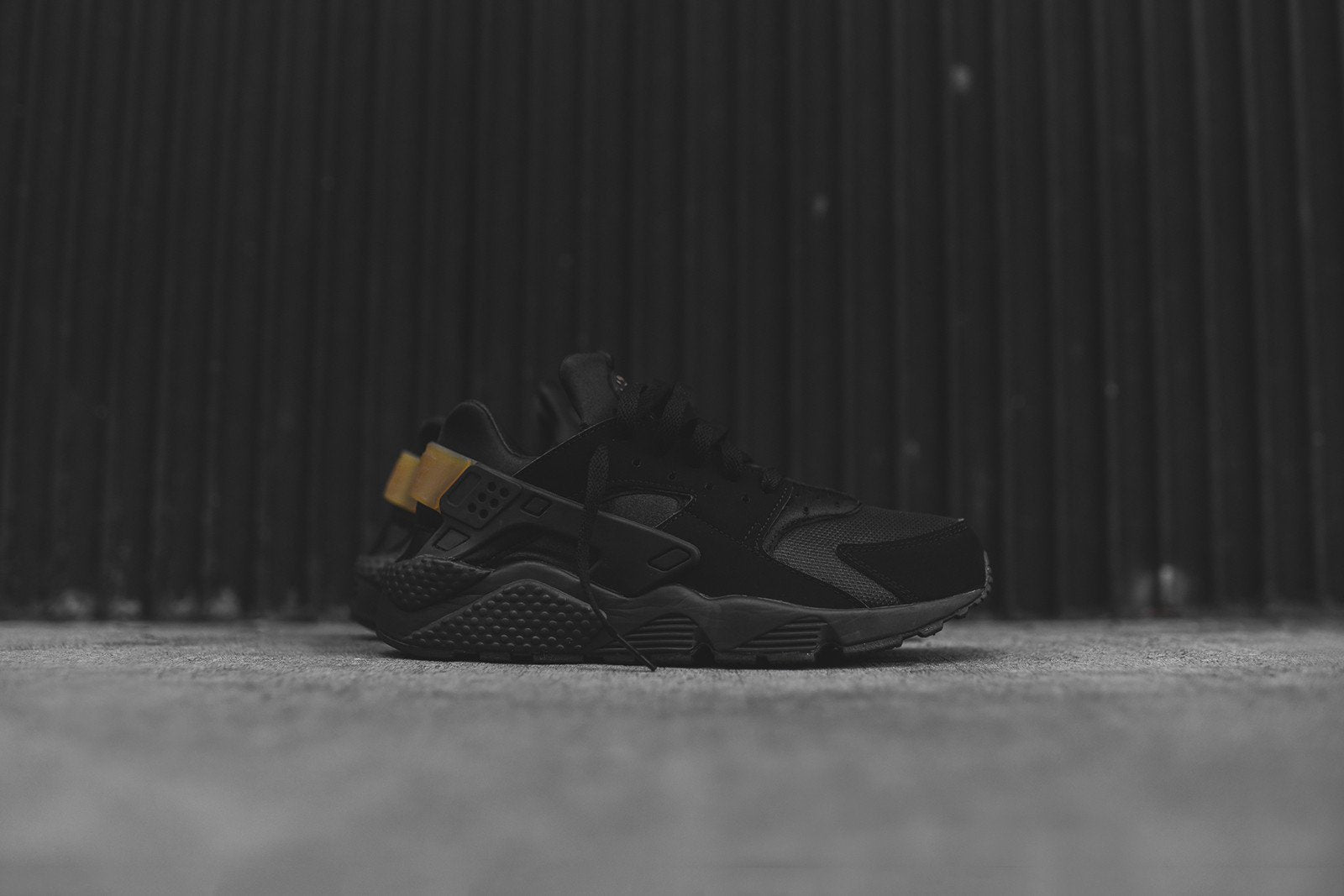 Nike Air Huarache - Black / Gold