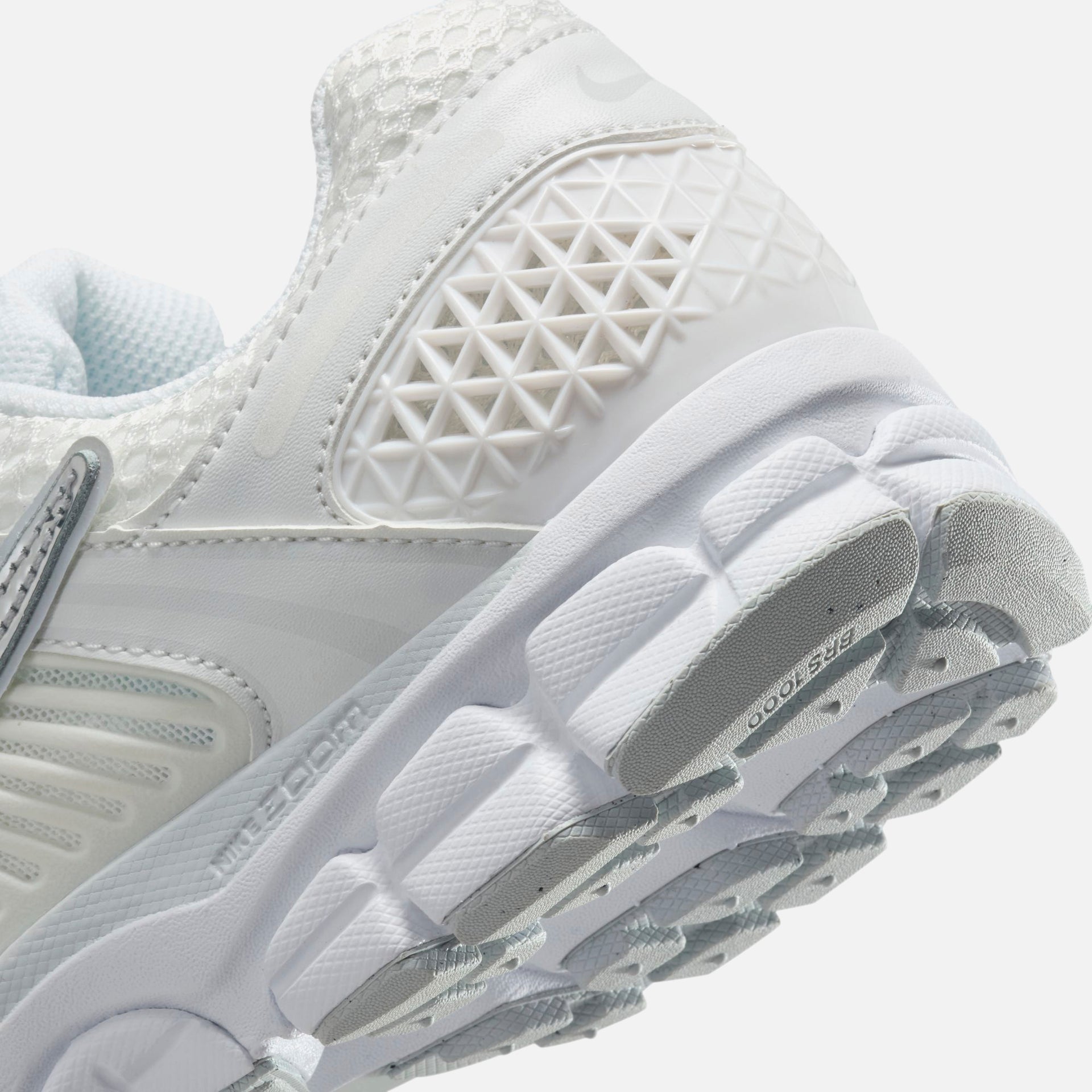 Nike WMNS Zoom Vomero 5 - Metallic White / Metallic Silver / Summit White