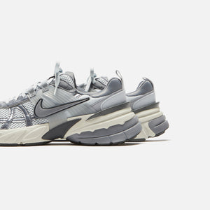 Nike WMNS V2K Run - Pure Platinum / Metallic Cool Grey