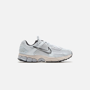 Nike WMNS Zoom Vomero 5 - Pure Platinum / Light Orewood Brown / Wolf Grey / Chrome