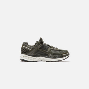 Nike WMNS Zoom Vomero 5 - Cargo Khaki / Sequoia / Sail / Metallic Silver