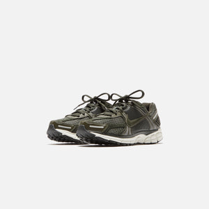 Nike WMNS Zoom Vomero 5 - Cargo Khaki / Sequoia / Sail / Metallic Silver