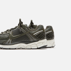 Nike WMNS Zoom Vomero 5 - Cargo Khaki / Sequoia / Sail / Metallic Silver