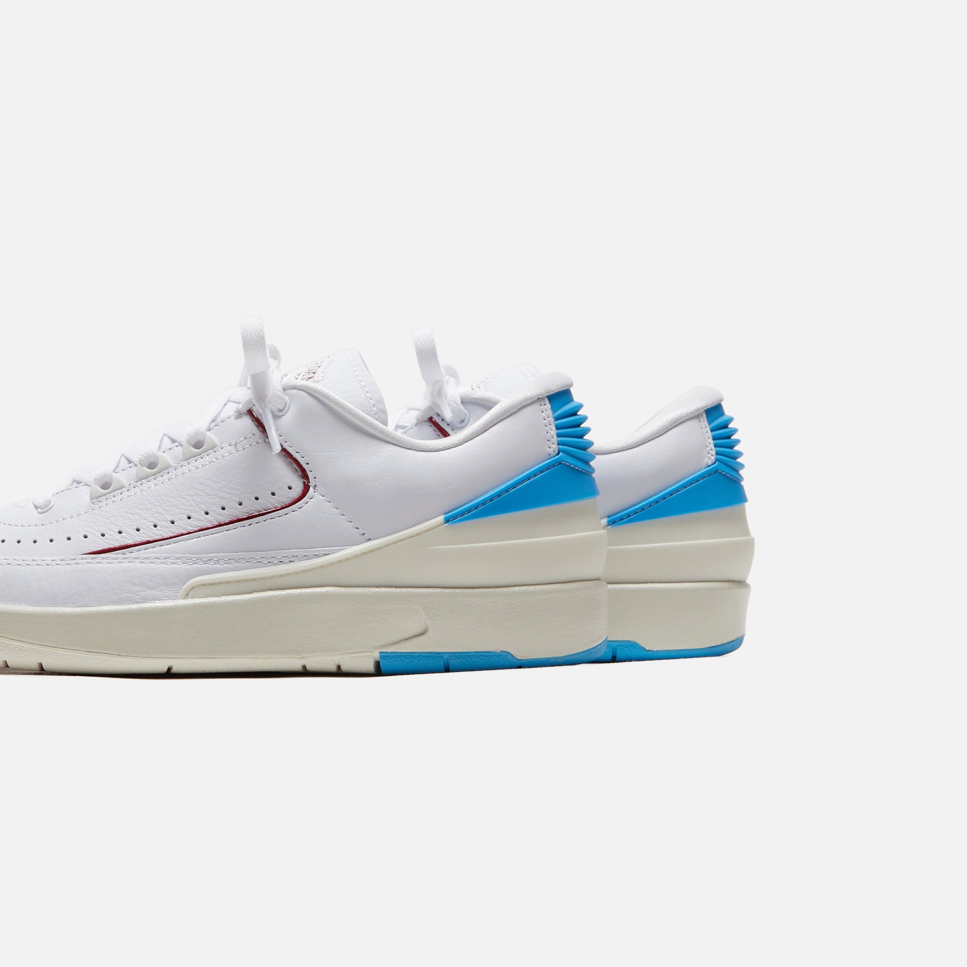 Nike WMNS Air Jordan 2 Retro Low - White / Fire Red / Dark Powder