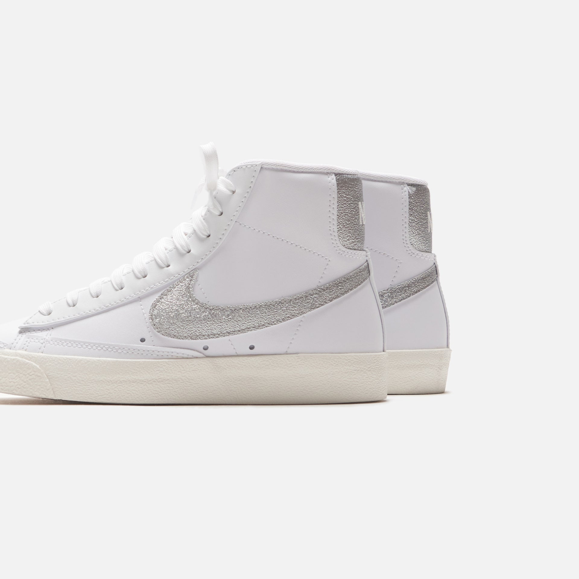 Nike Wmns Blazer Mid `77 - White / Metallic Silver/ Sail / Summit