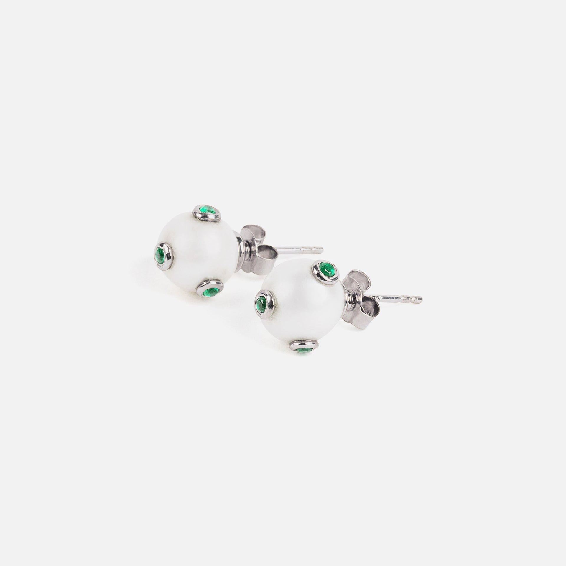 VEERT The Polka Dot Freshwater Pearl Earring Pair - White Gold / Green